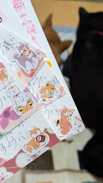 .年賀状、急いで作成😶

今年は新たな出会いが沢山あり、お礼を伝えなければ
ならないのにご住所がわからない😕スミマセン💦
今年はちょっぴり和柄の紙をちぎりコラージュっぽい年賀状にしてみました。

その前に、、
クリスマスがあった👀💦

#deardog
#年賀状作り 
#コラージュ
#紙もの
#手書き